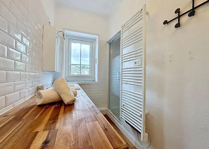 Le Quai West Yourhosthelper *